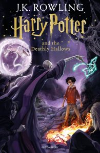 Cover of 'Harry Potter and the Deathly Hallows' by J.K. Rowling, featuring Harry Potter facing Voldemort with magic spells in a dark setting.